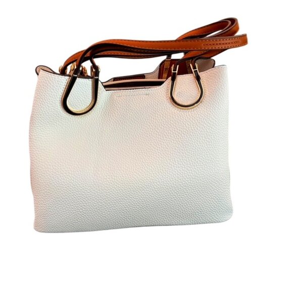 Empire Pebbled faux leather handbag white with gold horseshoe detail NWT - Picture 2 of 8